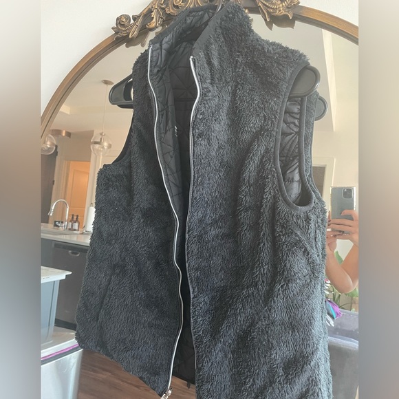 Small. Black. Free country. Reversible vest. Polyester/faux fur. - Picture 2 of 4